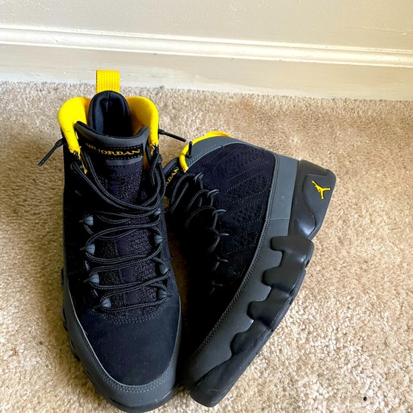 Jordan 9 Dark Charcoal University Gold - Picture 1 of 7